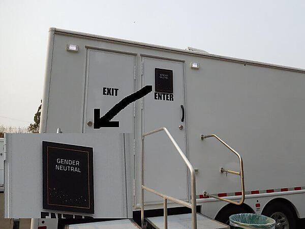 男性、女性という性別以外に、こういうトイレも用意されていた