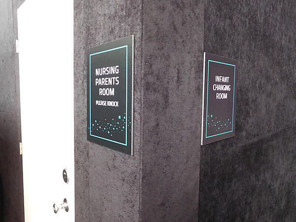 授乳のためのスペースと幼児を着替えさせるための設備まである