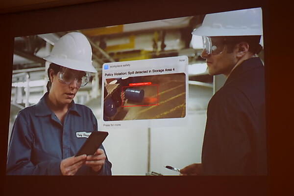 缶の倒れるのを監視カメラが認識して人に連絡