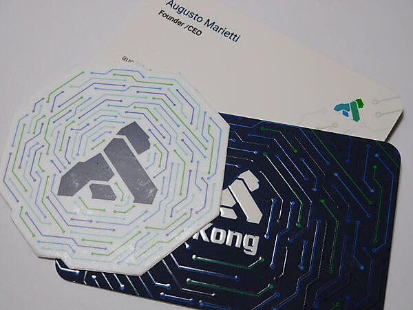 Kongの新しいロゴと名刺。ゴリラがキャラクターであるのは変わらない