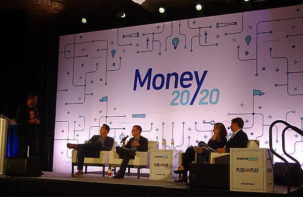 質問を行うジャッジたち