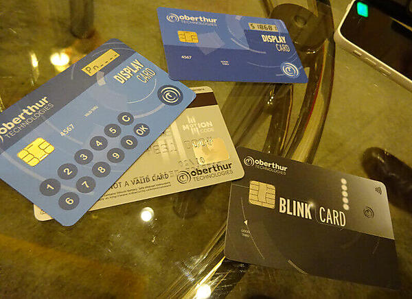 Meilland氏が見せてくれた様々なクレジットカード