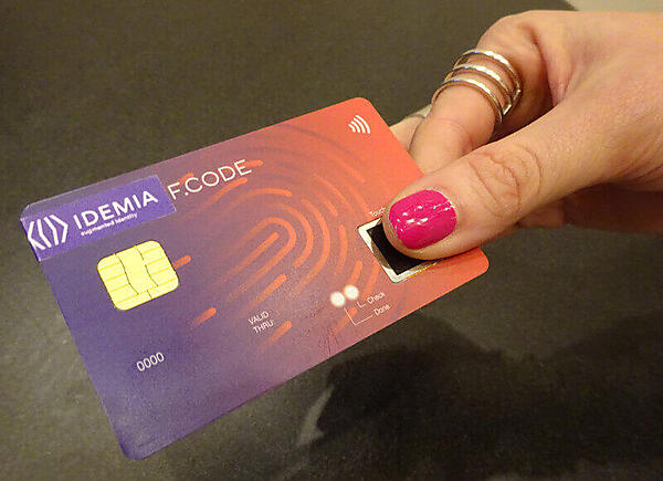 指紋認証機能付きのクレジットカード
