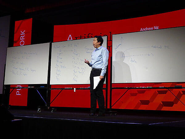 プレゼンテーションを行うNg氏