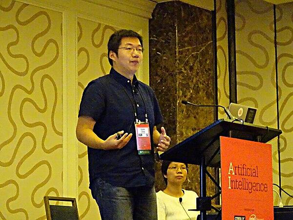 登壇するDerek Cheng氏。後ろに見えるのが後半のプレゼンを担当したChen氏