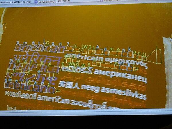 機械学習によって推定された文字が表示されている