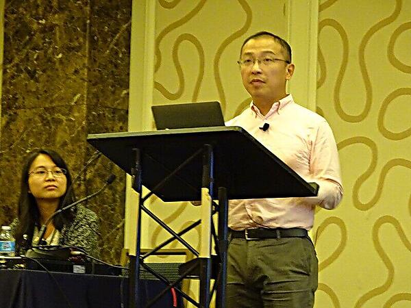 登壇するIntelのDai氏（右）とDing氏（左）