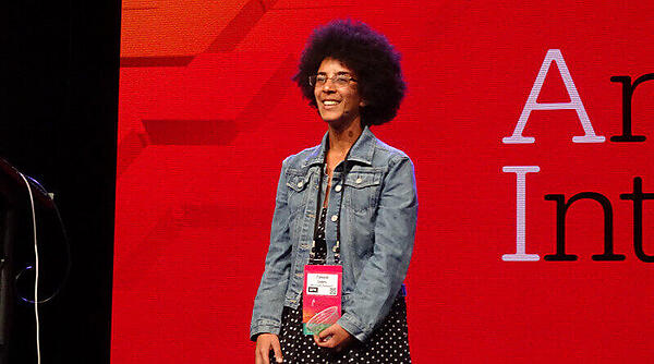 プレゼンテーションを行うTimnit Gebru氏