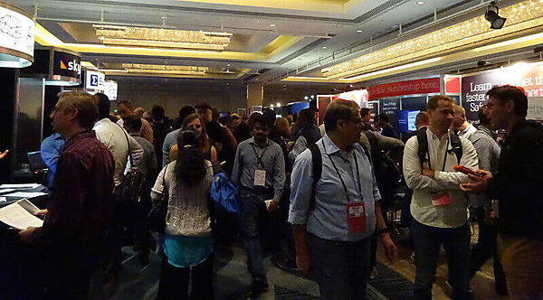 狭い会場には常に人が溢れていた