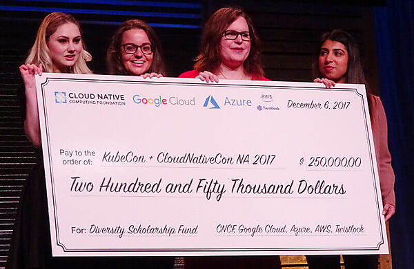 ダイバーシティスカラーシップのための小切手を紹介する4名のダイバーシティコミッティのエンジニアたち