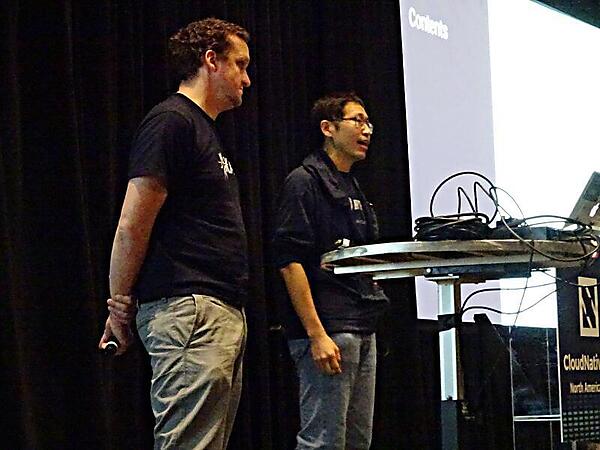 プレゼンテーションを行うIntelのSamuel Ortiz氏(左）とHyperのXu Wang氏（右）