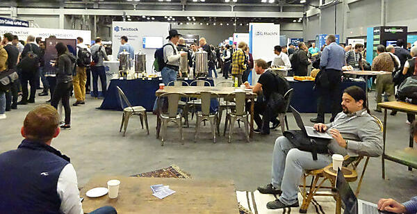 会場のあちこちに休憩スペースがある