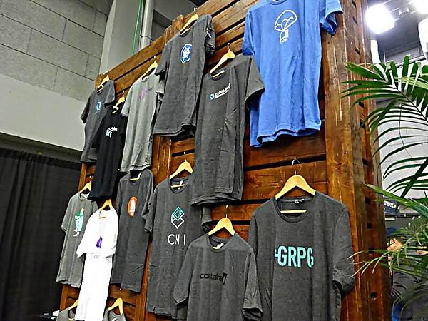 CNCFのプロジェクトのロゴをあしらったTシャツ