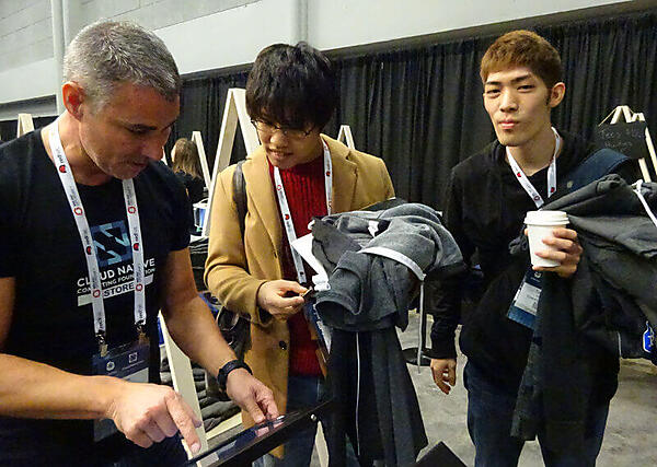 日本からの参加者もTシャツをお買い上げ