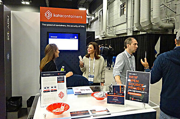OpenStack FoundationがホストするKatacontainerのブースにいたJonathan Bryce氏