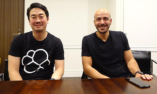 日本代表の藤田氏（左）とCEOのShay Banon氏（右）