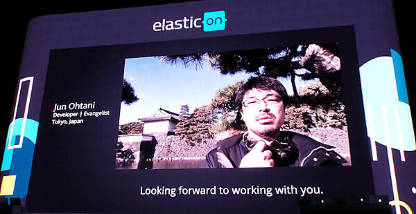 東京の象徴である建物を背景に語る日本人社員