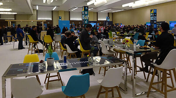 展示スペースに設けられたテーブルと椅子。ランチもここで