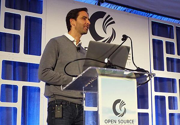 プレゼンテーションを行うCollins氏