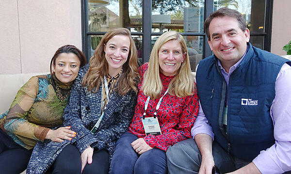 CNCFのスタッフと共に撮影に応じたDan Kohn氏（右端）