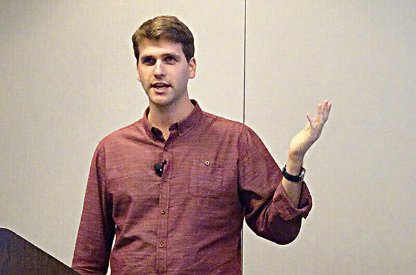 プレゼンテーションを行うLevy氏