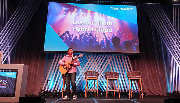 ギターと替え歌でハイブリッドクラウドを紹介するTicketMasterのFrancis Arigo氏