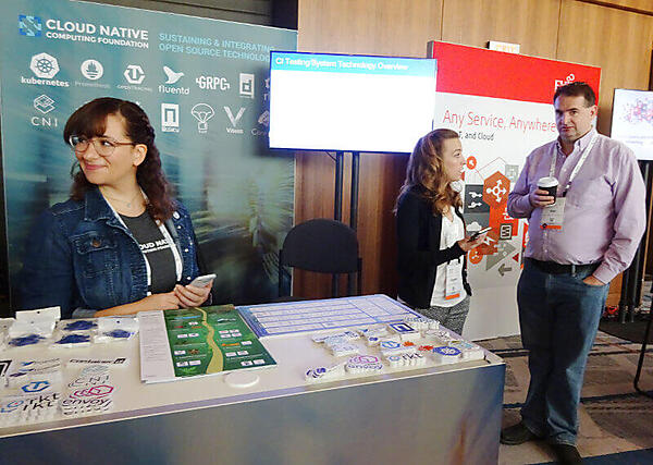CNCFのブース。右端に写っているのはExecutive DirectorのDan Kohn氏