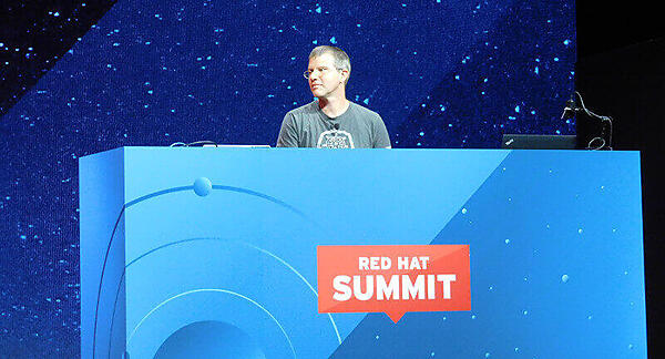 デモを行うBrendan Burns氏