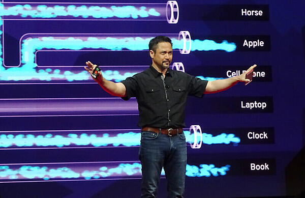 デモの締めくくりを行うSutter氏