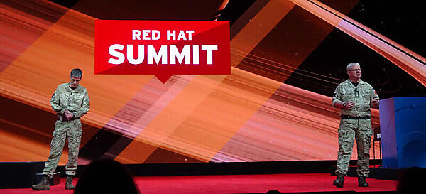 英国陸軍の大佐によるプレゼンテーション