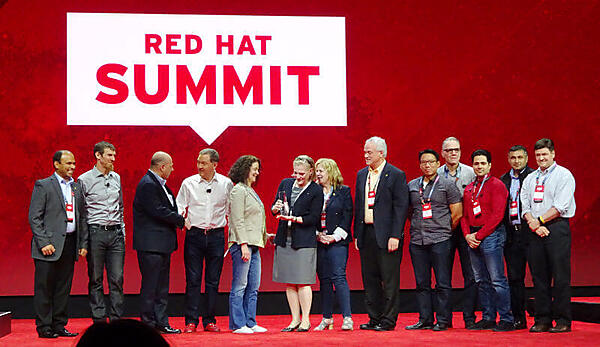 壇上に並んだUPSの担当者たち