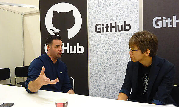 対談するWarner氏と及川氏