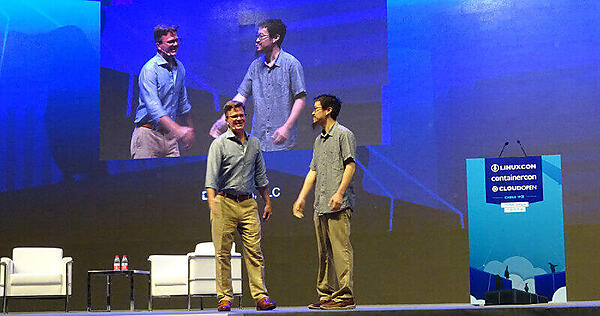 Jim Zemlin氏（左）とTencentのZeng Yu氏（右）