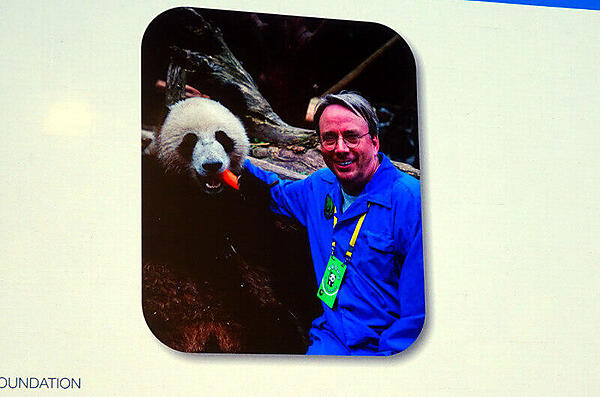パンダと一緒のLinus Torvalds氏