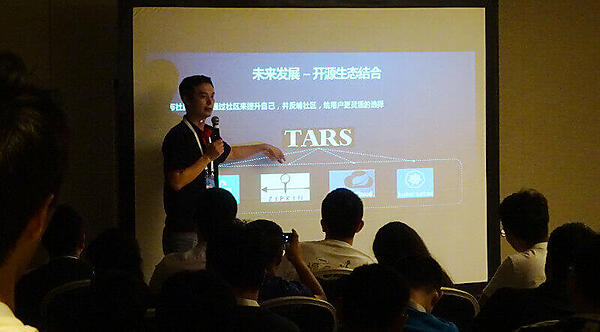 TARSの概要を説明するテンセントのエンジニア