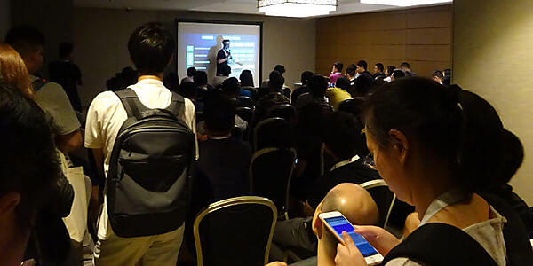 狭い会場は満員