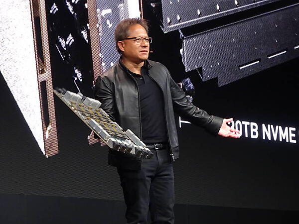 DGX-2を抱えて紹介するフアン氏