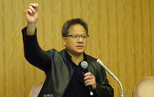 メディアの質問にエネルギッシュに答えるフアン氏