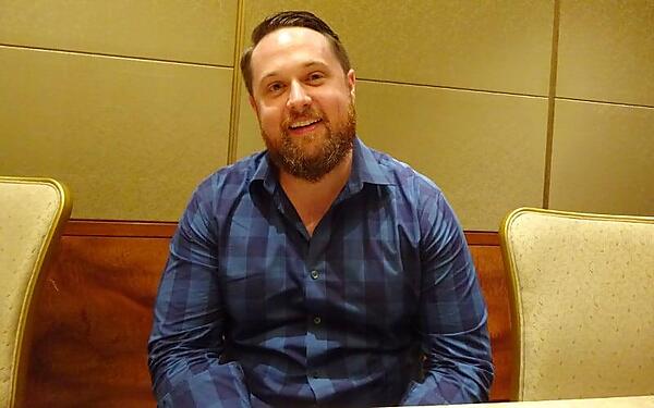 インタビューに答えるポイトラス氏