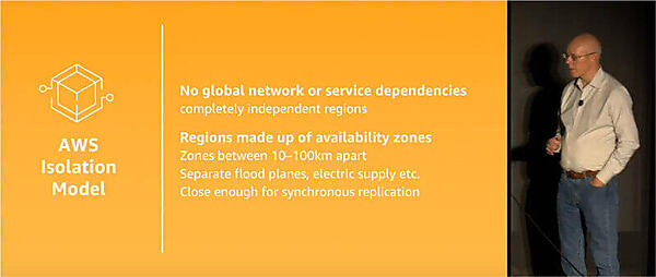 AWSのデータセンターについて解説するCockcroft氏