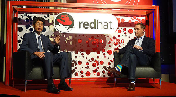 Whitehurst氏と対話するNTTデータの木内強氏