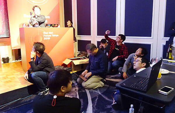 ライトニングトークを行うレッドハット社員たち