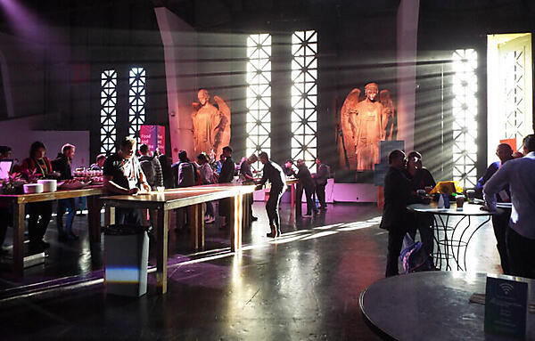 朝の光が注ぎ込むGitHub Universeの会場