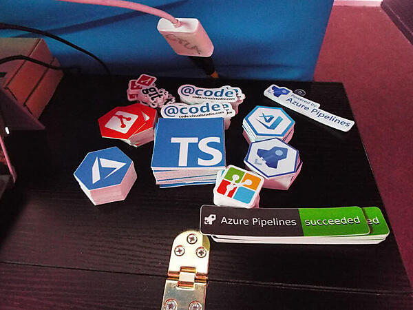 Microsoftの用意したステッカー。Visual StudioとAzure推しである