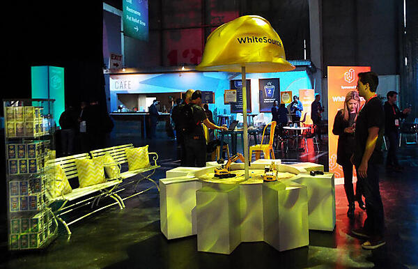 WhiteSourceのブース。あえて遊ばせて人を集めるスタイル