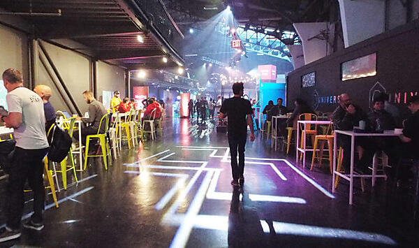 通路にも机と椅子が用意されている