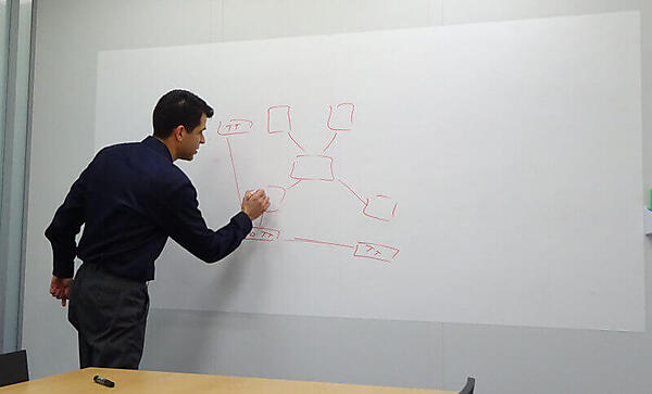 コンテナ対応について説明するHagay氏