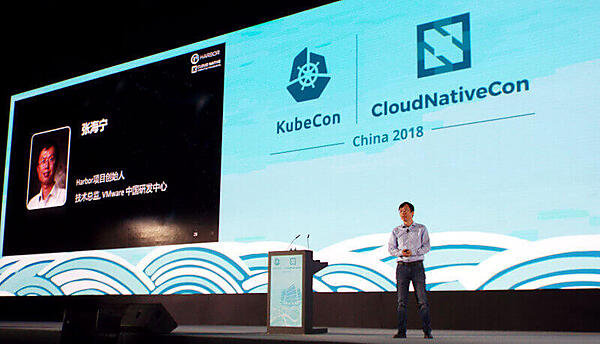 VMware ChinaのHenry Zhang氏。左側のスライドは中国語表記