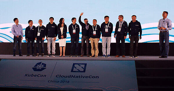 ステージ上で紹介されるHarbor開発チームのエンジニアたち