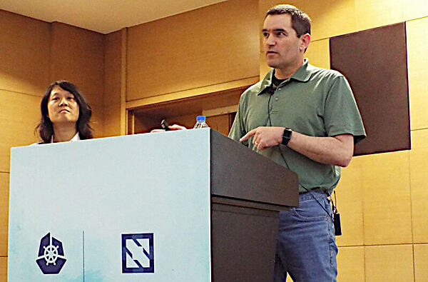 プレゼンテーションを行うZhang氏（左）とDavis氏（右）